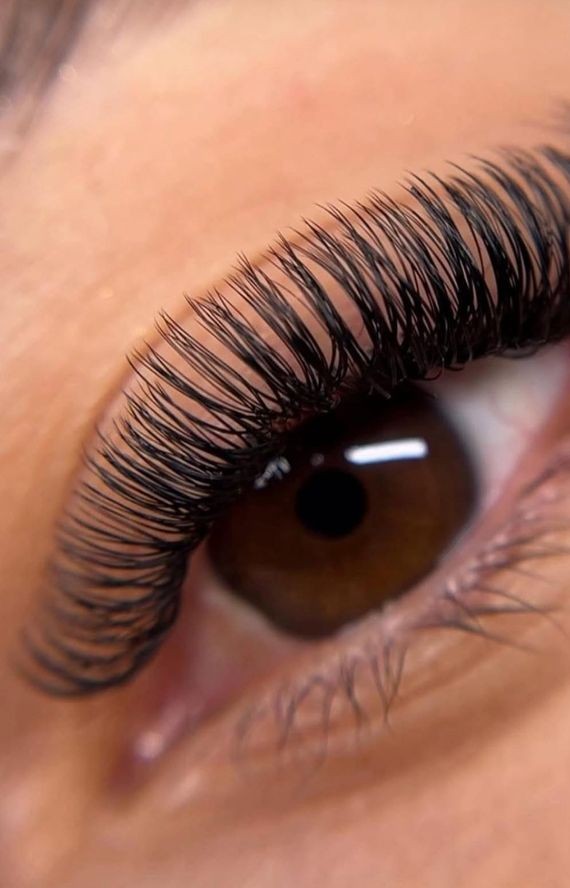 Extensiones húmedas, efecto wet lash · Cristina Beauty Designer